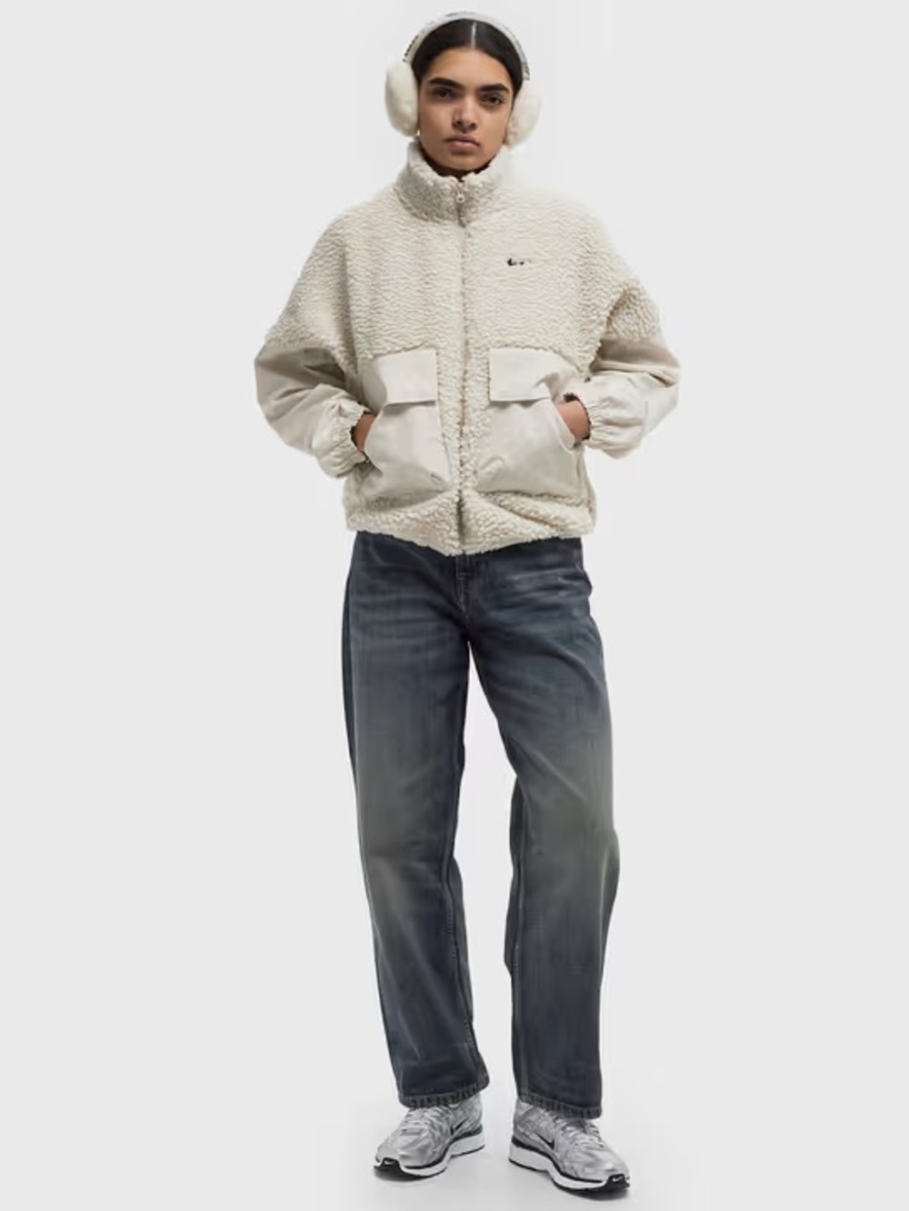 NIKE WOMEN’S ESSENTIAL OVERSIZED
COZY JACKET Sherpa Zip-Front Light Orewood M